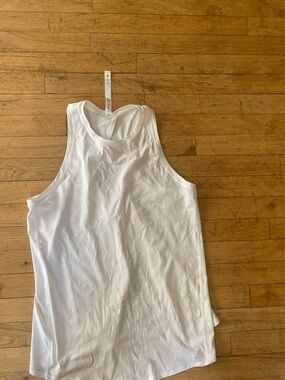 Lulu lemon white split back tank top. Size 8. It is new without tags!!